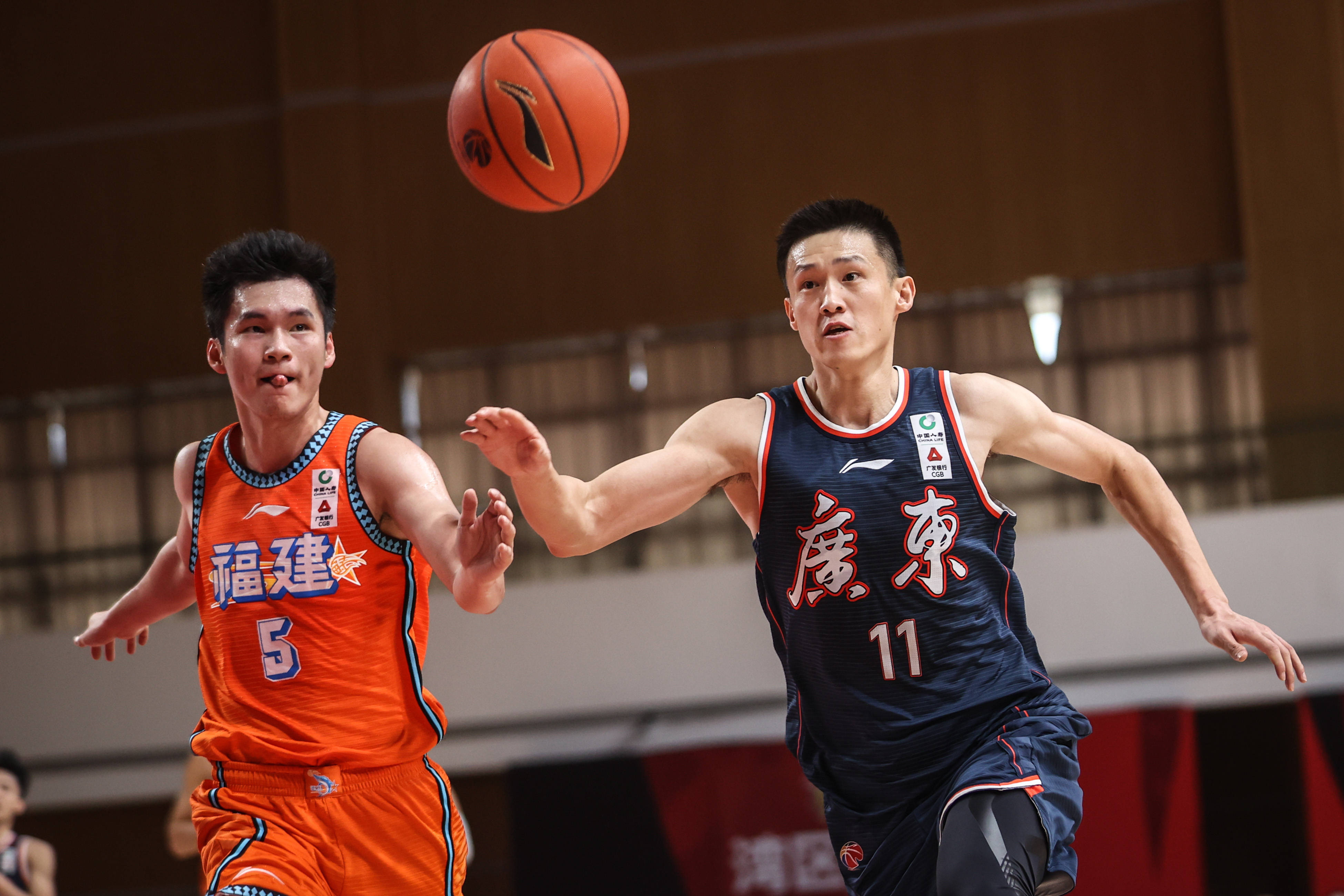 吉林队逆转战胜福建队，豪取连胜
