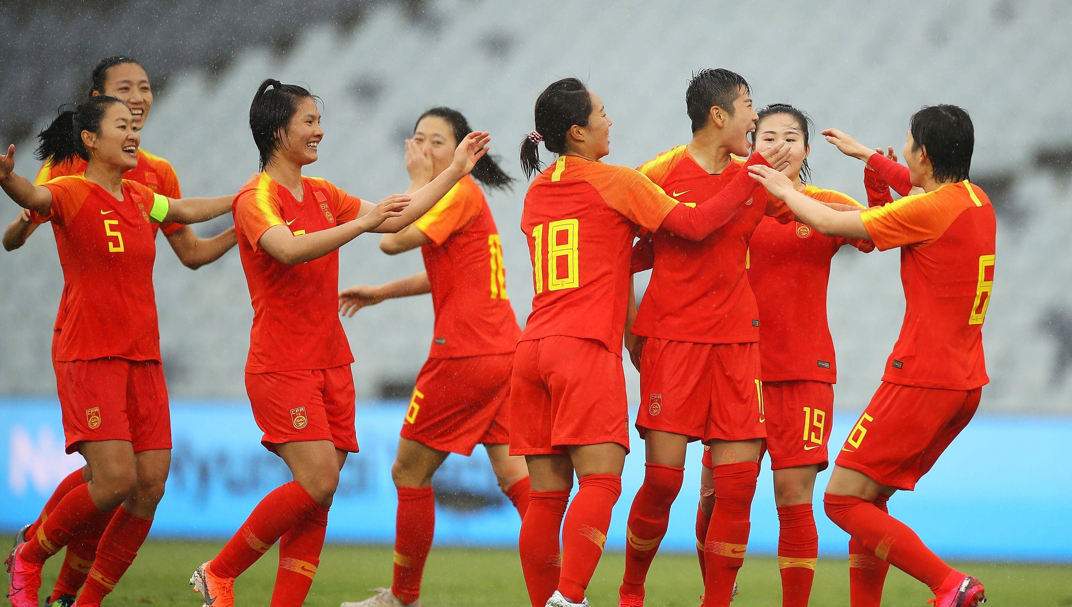 女足比赛球队团结一心,目标锁定胜利 女足比赛球队团结一心,目标锁定胜利