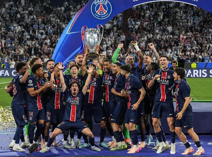 巴黎圣日耳曼客场大胜，排名暂居榜首的简单介绍