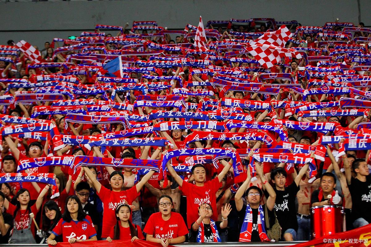 激动人心的比赛将球迷们聚集一堂