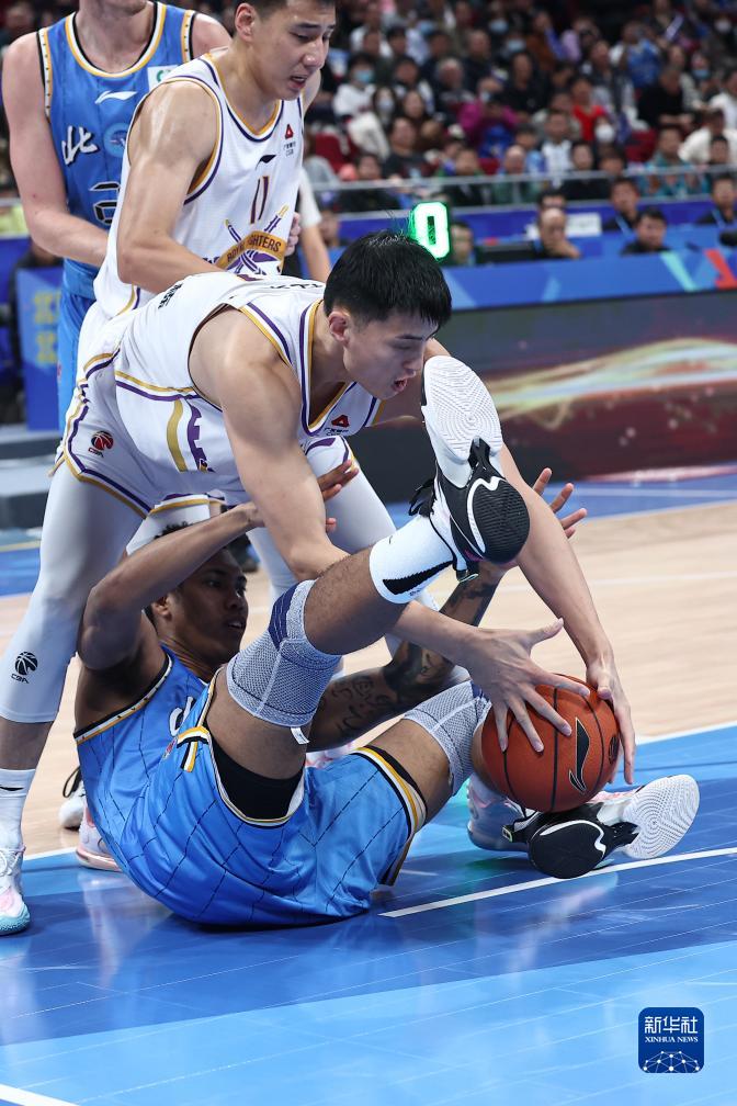 男篮职业联赛中球员的强力扣篮表演