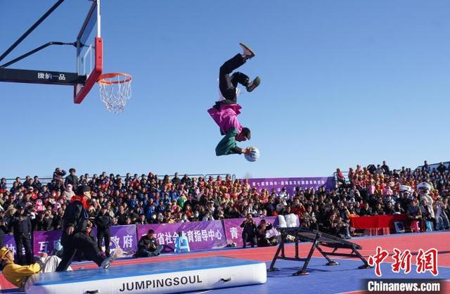 男篮职业联赛中球员的强力扣篮表演