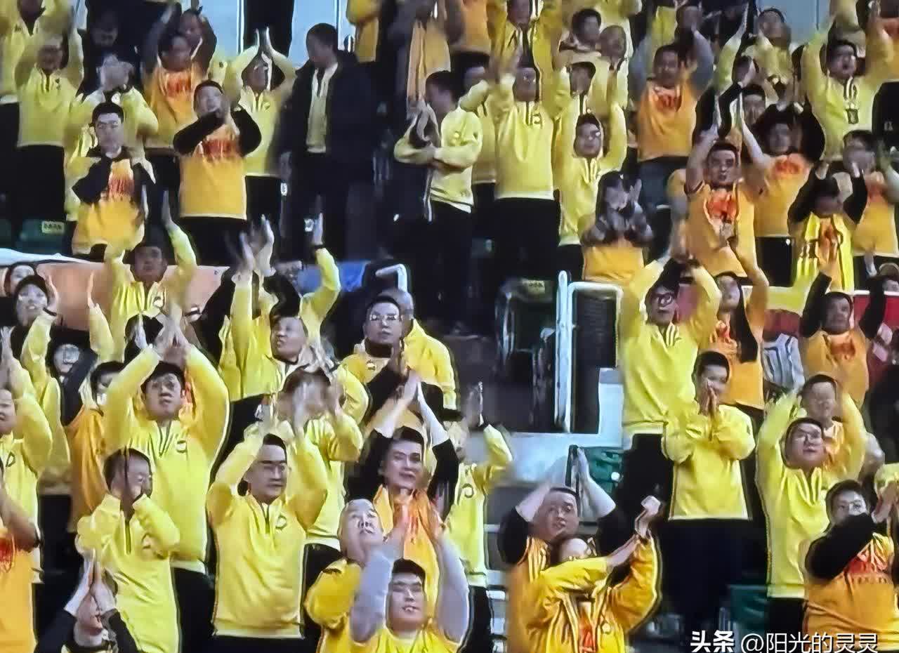 球迷热情助力篮球运动的发展