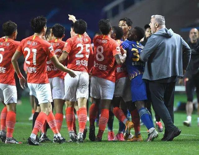 关于亚洲各队实力均现，争夺胜利激烈的信息