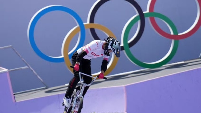 小轮车比赛中选手飞驰赛道冲刺终点