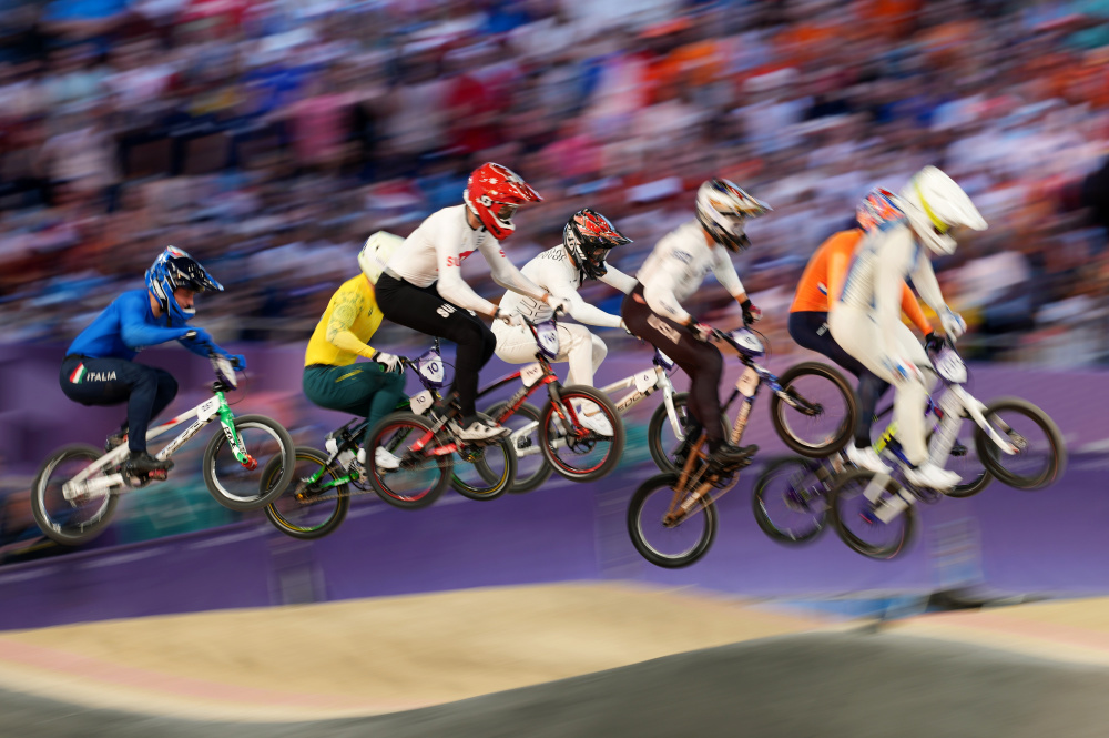 小轮车比赛中选手飞驰赛道冲刺终点