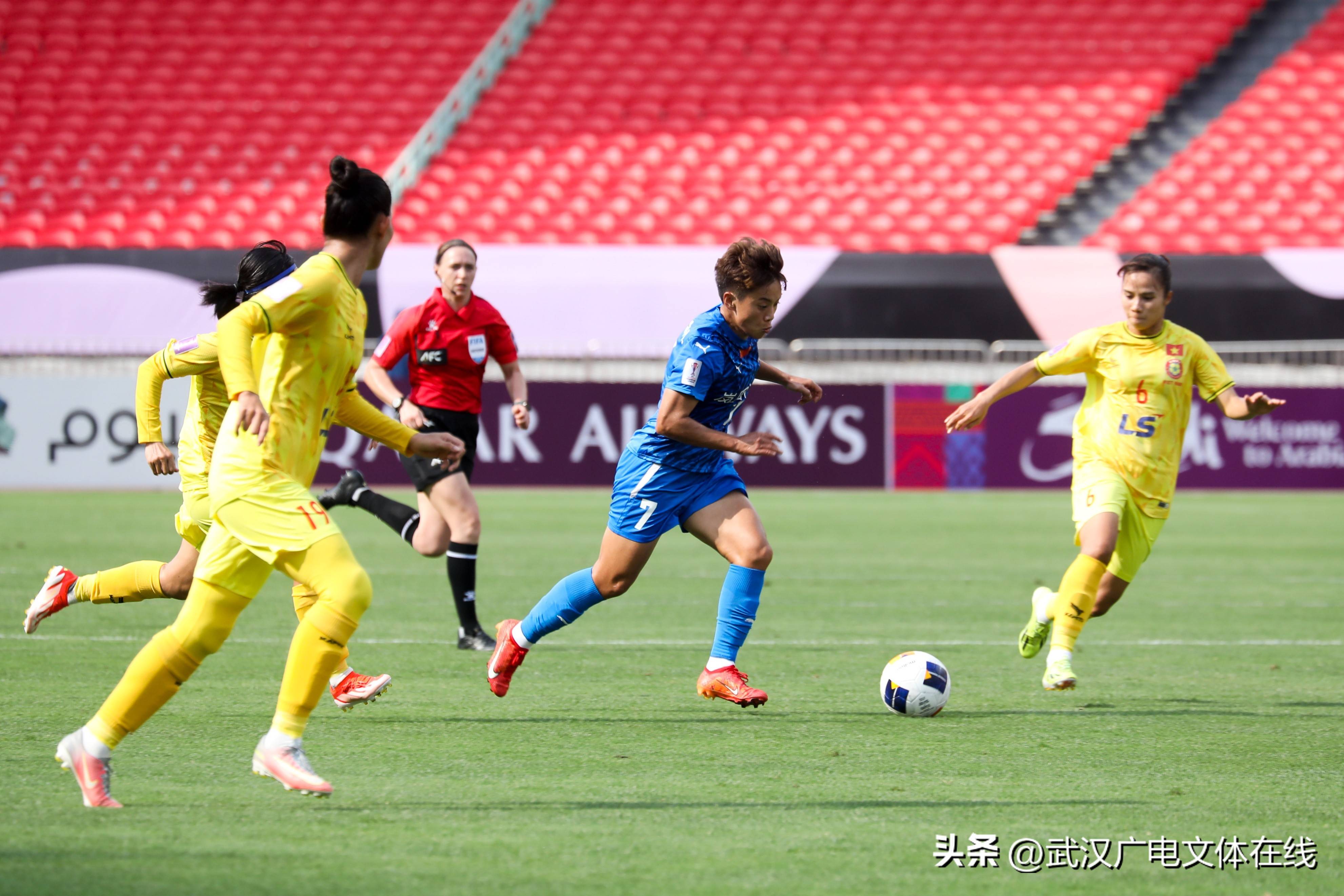 火爆赛现：女足激情搏杀充满荣光的简单介绍