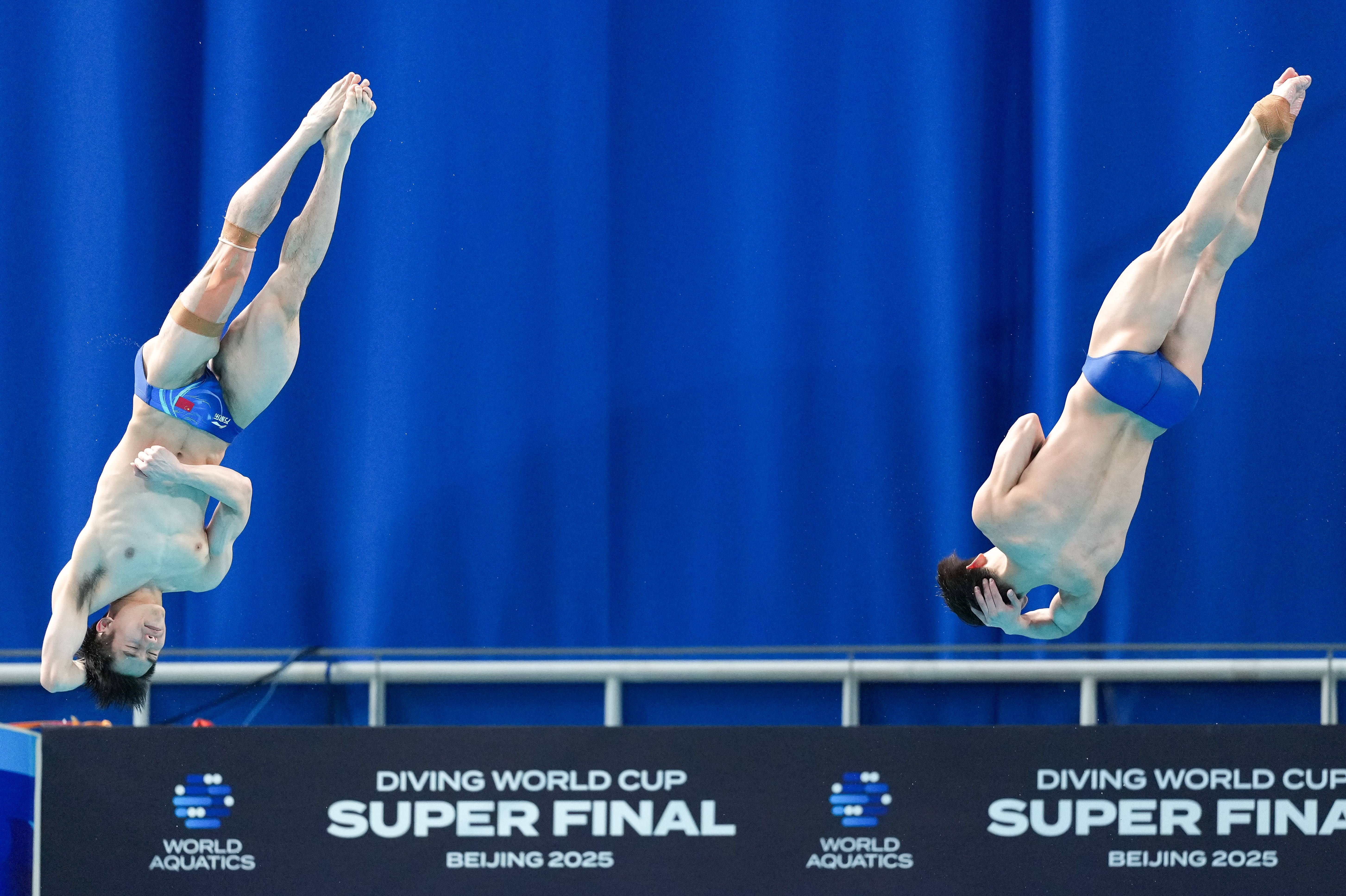 惊险一刻！美国跳水队演绎完美表演