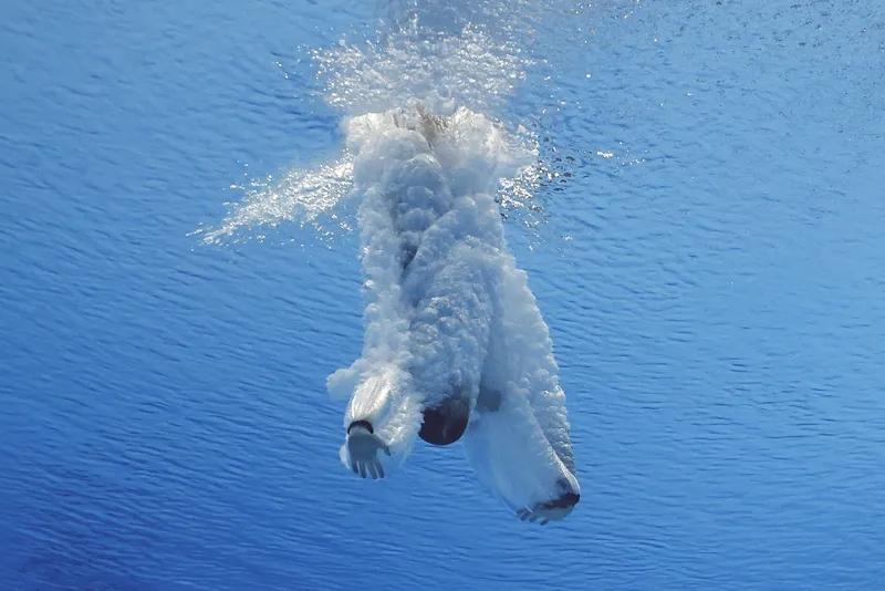 惊险一刻！美国跳水队演绎完美表演