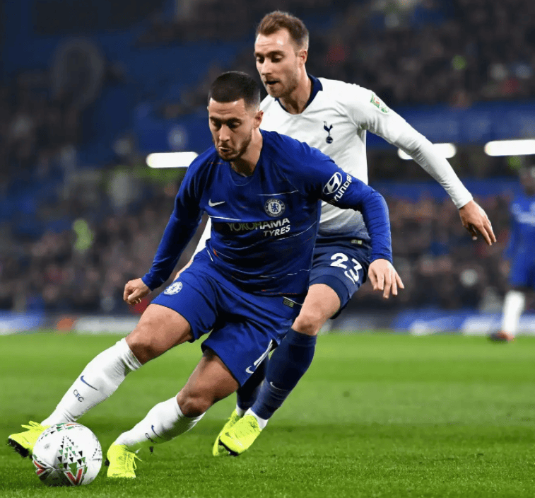 法兰克福球队锋线犀利突破对手