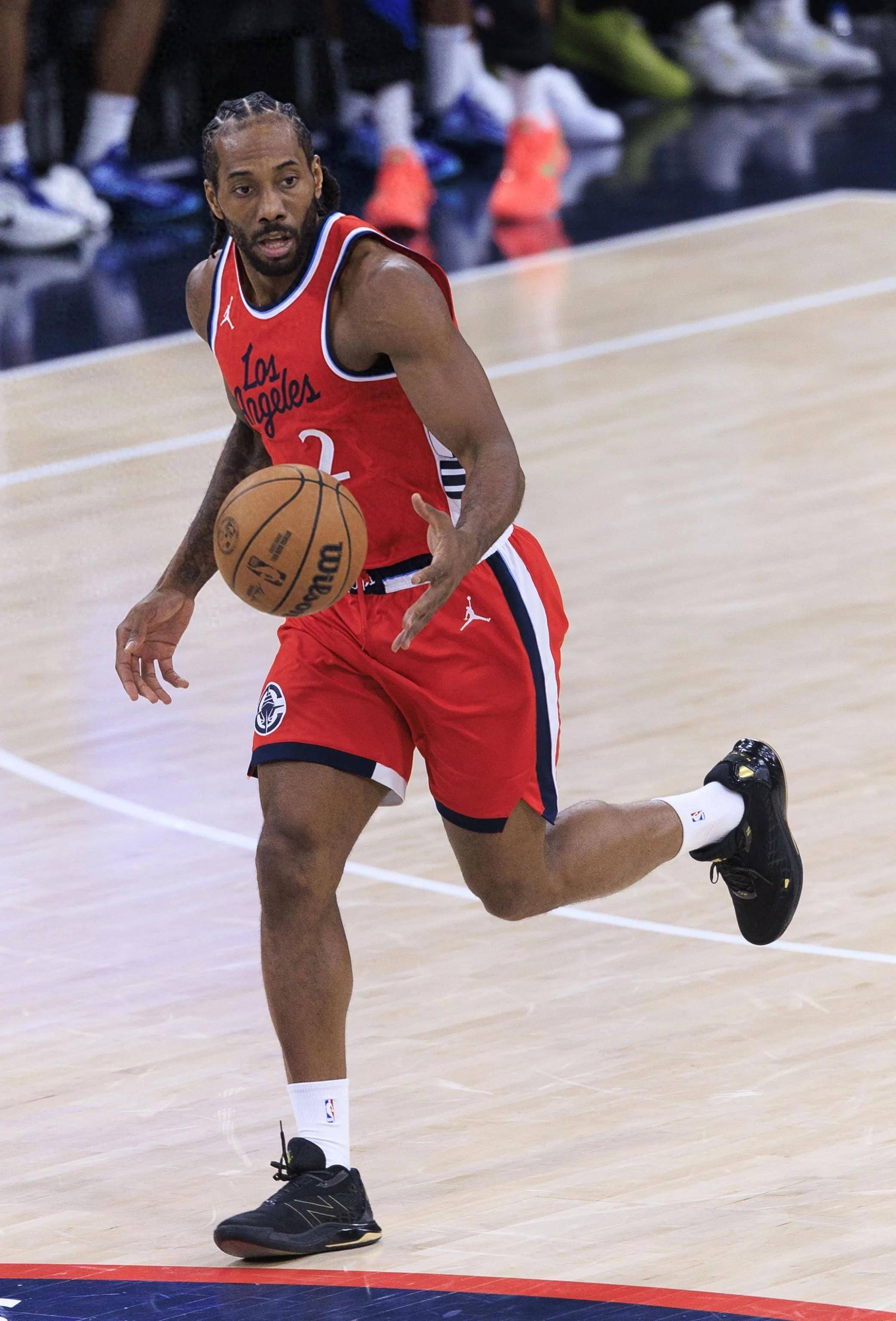 关于快船击败掘金，伦纳德和乔治的默契配合获胜的信息