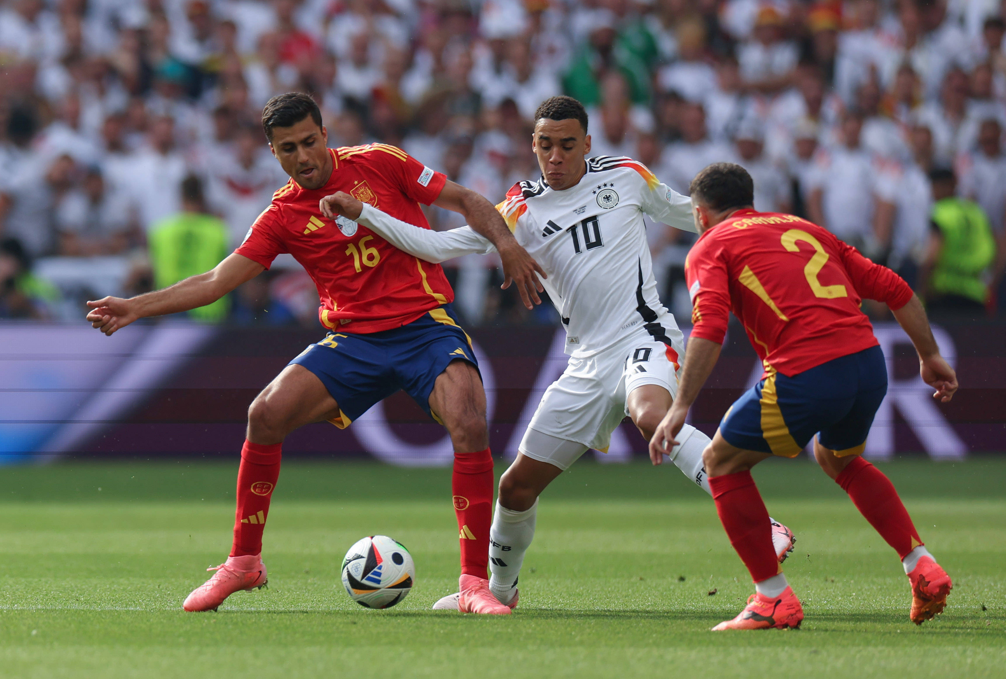 西班牙队在欧洲锦标赛中的表现备受瞩目